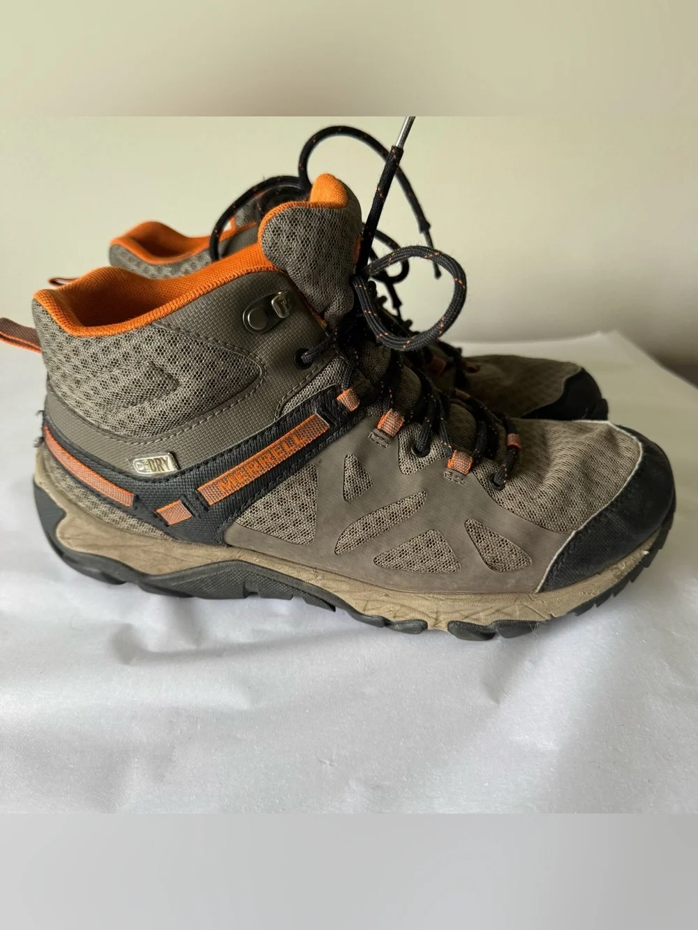 MERRELL Size 9 Men’s Boulder Waterproof Hiking Boots